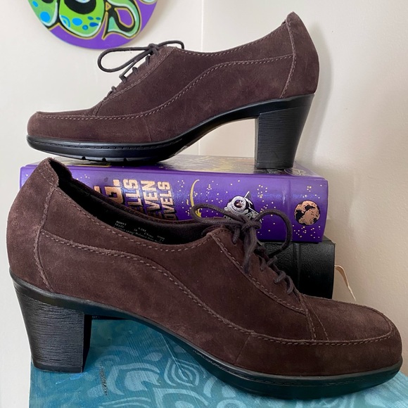 Clarks Leather Heeled Suede Oxford Ankle Booties - Picture 4 of 10